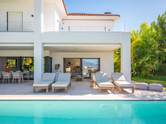 Villa con 6 Dormitorios  en Artola