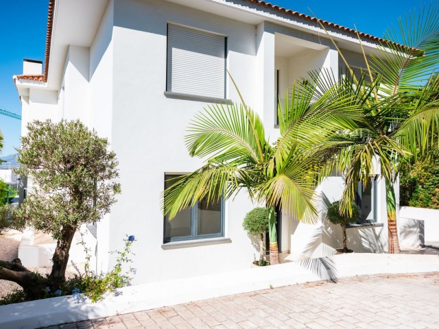 Villa con 6 Dormitorios  en Artola