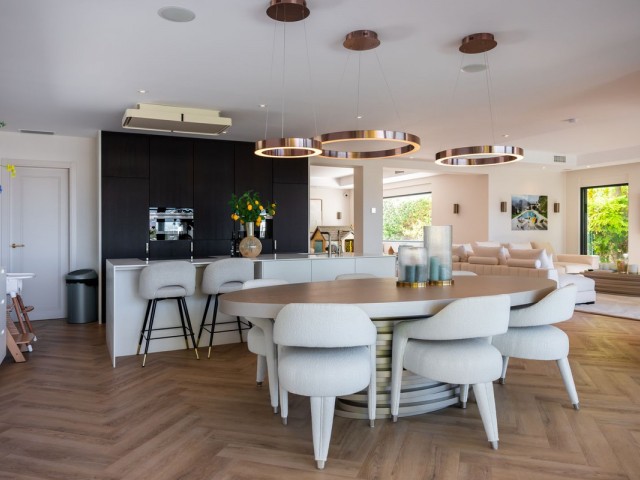 Villa con 6 Dormitorios  en Artola