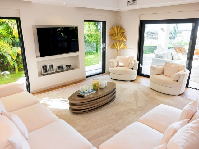 Villa con 6 Dormitorios  en Artola