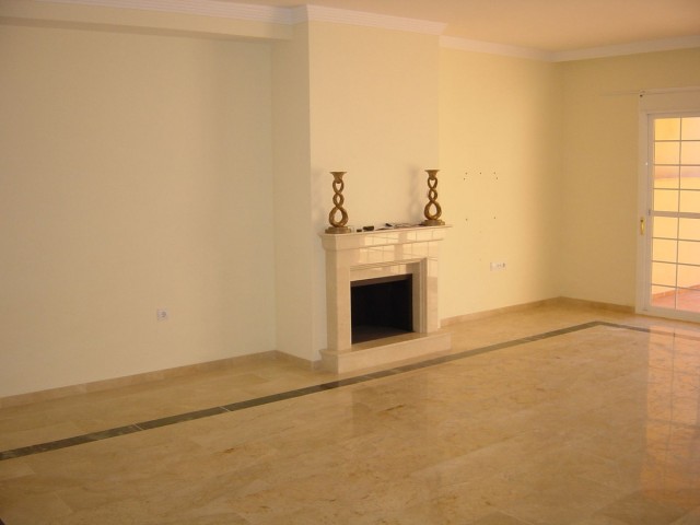 Maison mitoyenne avec 4 Chambres  à Nagüeles