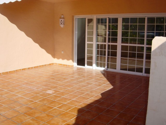 Maison mitoyenne avec 4 Chambres  à Nagüeles