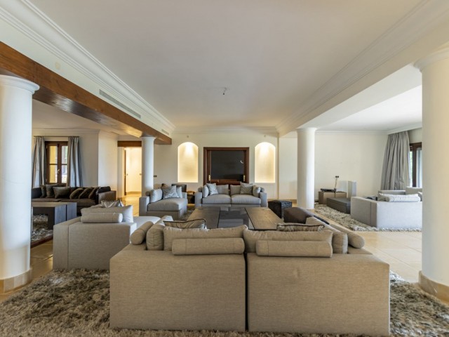 Villa con 4 Dormitorios  en La Zagaleta