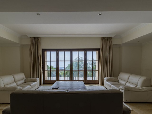 Villa con 4 Dormitorios  en La Zagaleta