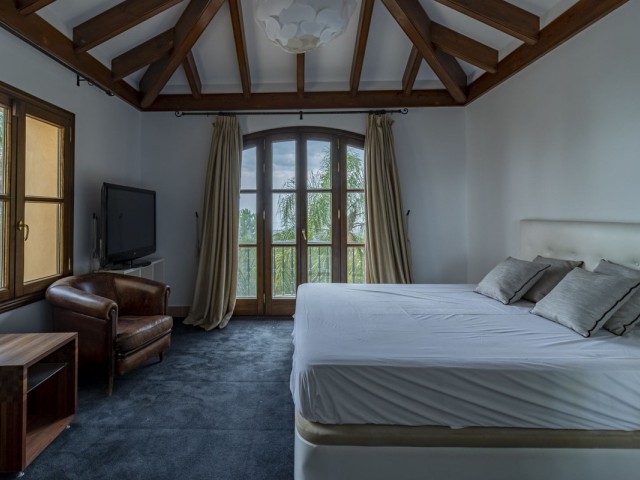 Villa con 4 Dormitorios  en La Zagaleta