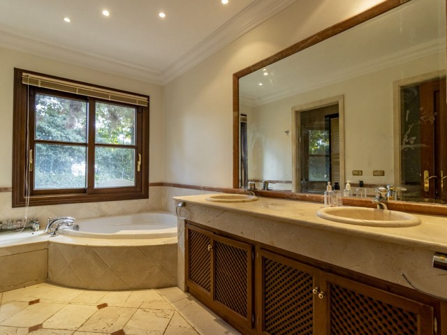 Villa con 4 Dormitorios  en La Zagaleta