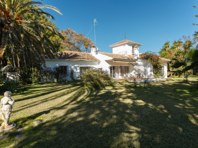 6 Bedrooms Villa in Guadalmina Baja