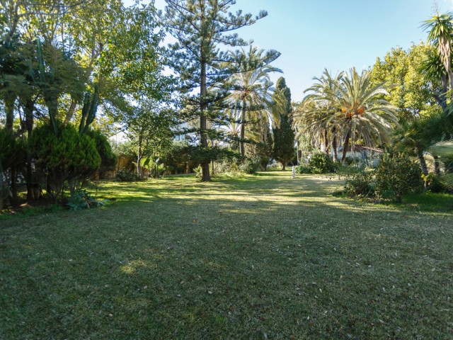 6 Bedrooms Villa in Guadalmina Baja