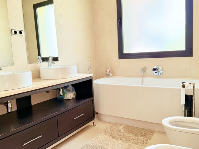 Penthouse avec 3 Chambres  à Altos de los Monteros