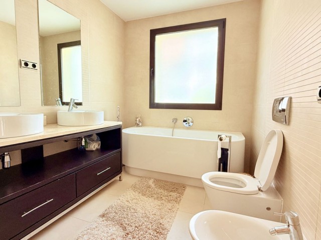 Penthouse avec 3 Chambres  à Altos de los Monteros