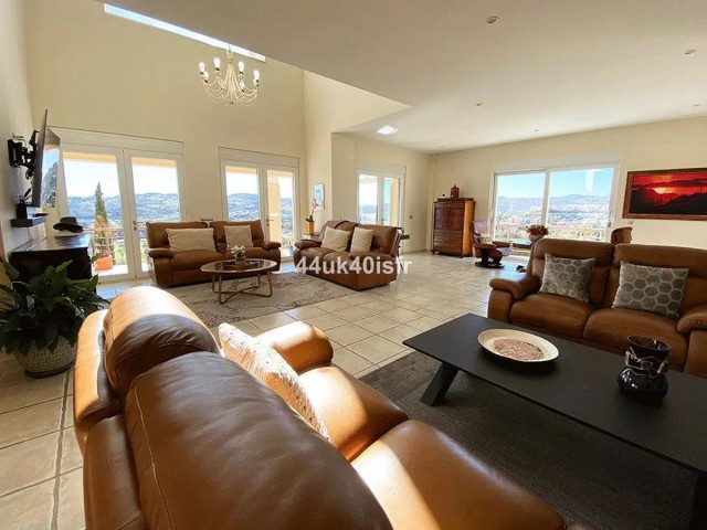 8 Makuuhuoneen Huvila Mijas Golf