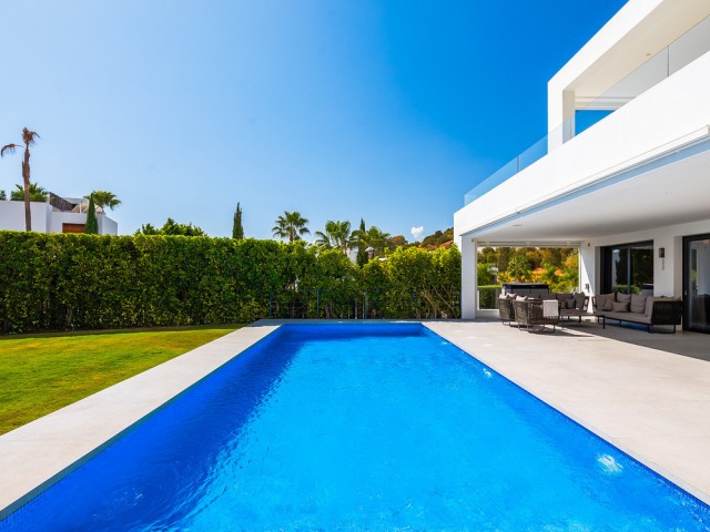 7 Soveroms Villa i Nueva Andalucía