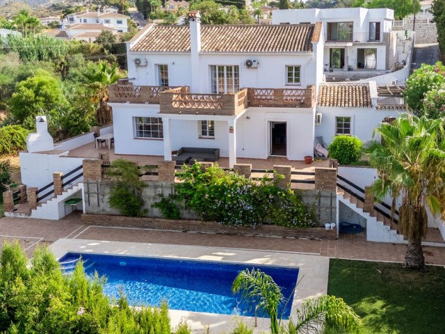 4 Bedrooms Villa in Elviria
