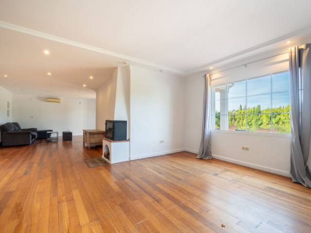 4 Bedrooms Villa in Elviria