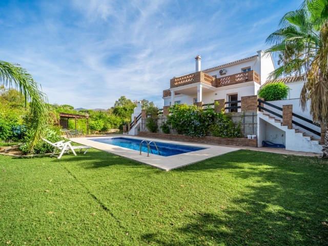 4 Bedrooms Villa in Elviria