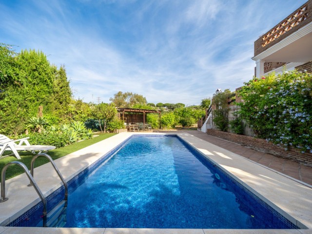 4 Bedrooms Villa in Elviria