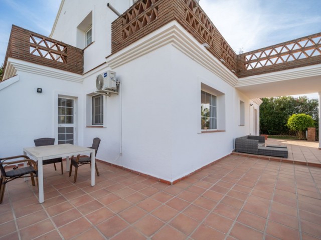 4 Bedrooms Villa in Elviria