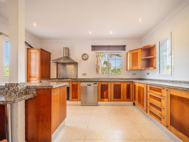 4 Bedrooms Villa in Elviria