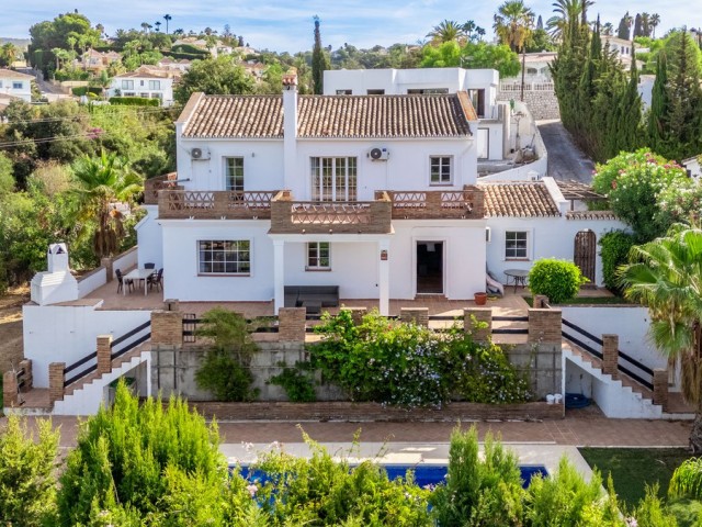 4 Bedrooms Villa in Elviria