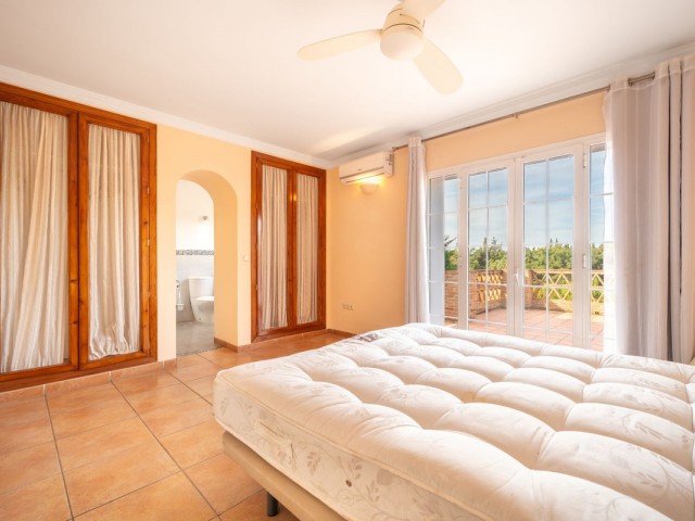 4 Bedrooms Villa in Elviria