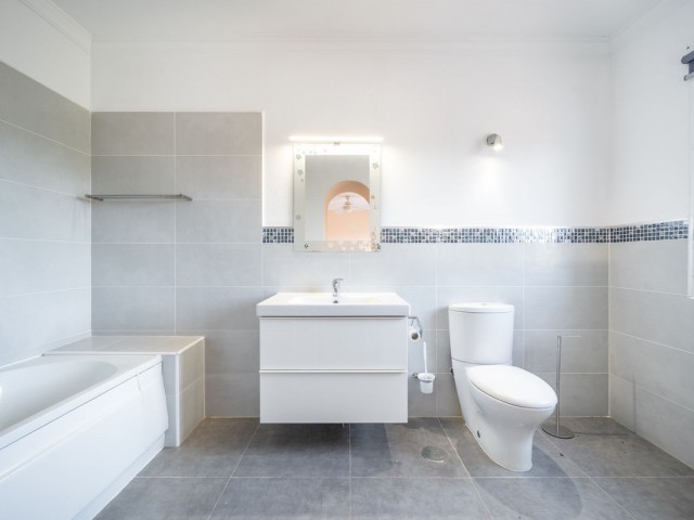 4 Bedrooms Villa in Elviria