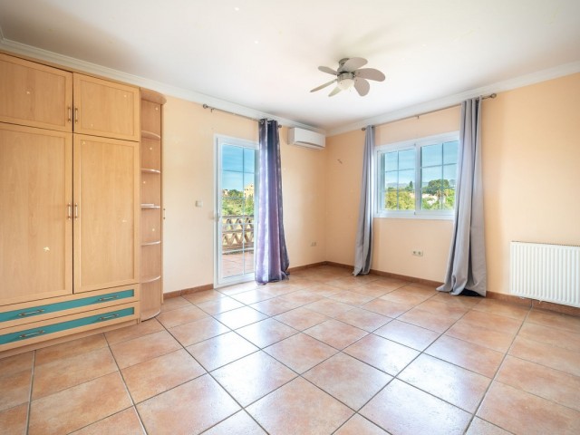 4 Bedrooms Villa in Elviria