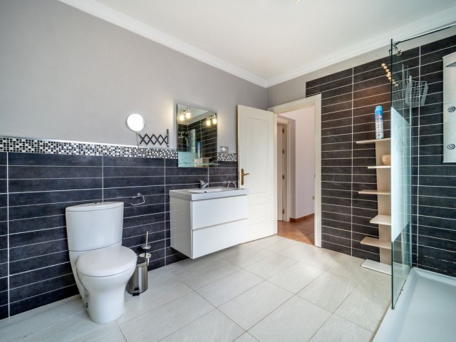 4 Bedrooms Villa in Elviria