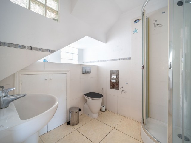 4 Bedrooms Villa in Elviria