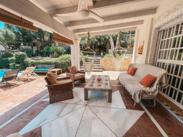 Villa avec 5 Chambres  à Nueva Andalucía