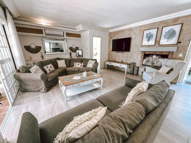 Villa avec 5 Chambres  à Nueva Andalucía