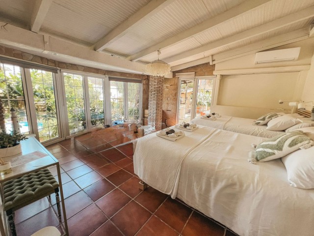 Villa avec 5 Chambres  à Nueva Andalucía