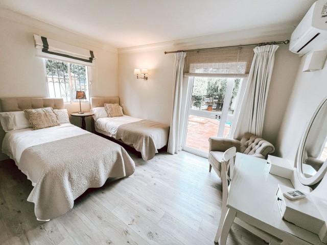 Villa avec 5 Chambres  à Nueva Andalucía