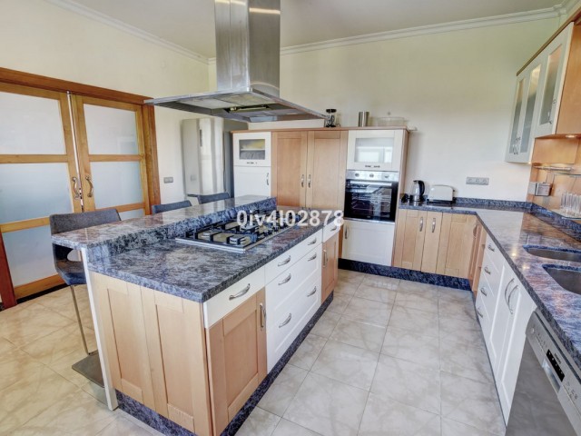 6 Bedrooms Villa in Benalmadena Costa