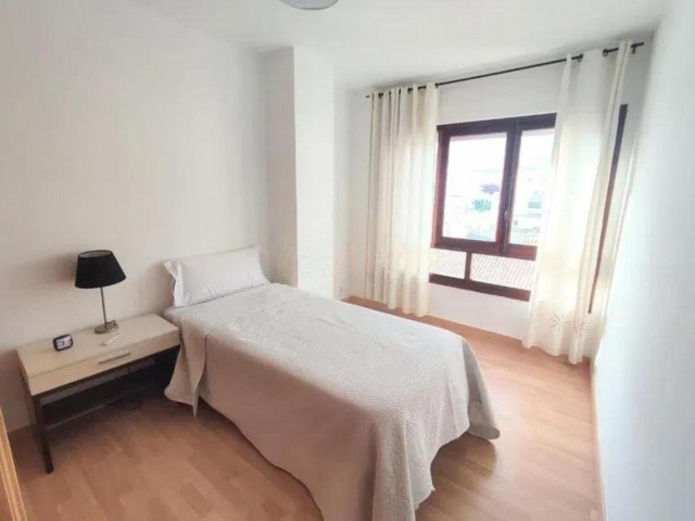 Apartamento con 3 Dormitorios  en Estepona