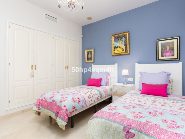 Apartamento con 2 Dormitorios  en Guadalmina Alta