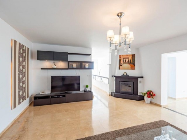 Villa avec 6 Chambres  à El Chaparral