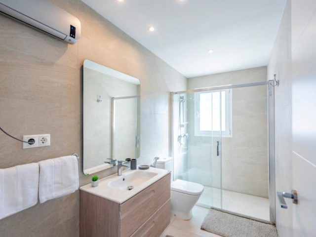 Villa avec 6 Chambres  à El Chaparral