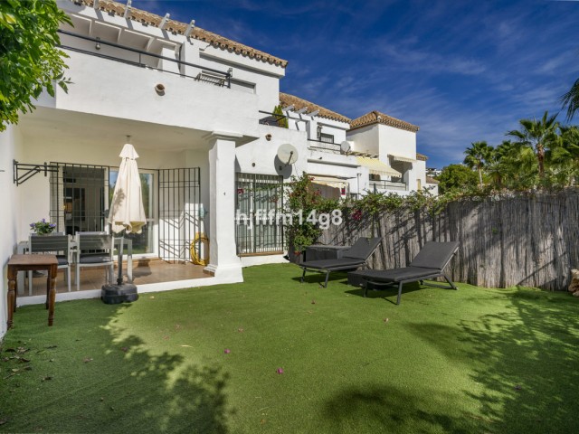 2 Bedrooms Apartment in Nueva Andalucía