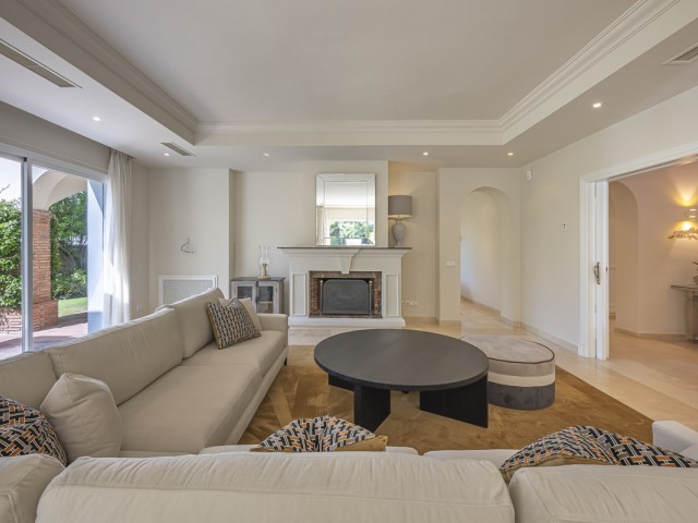 5 Bedrooms Villa in Benahavís