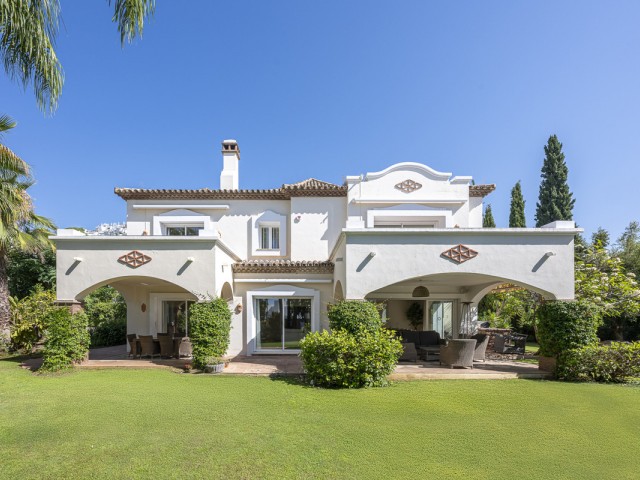 5 Bedrooms Villa in Benahavís