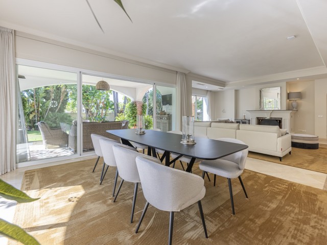 5 Bedrooms Villa in Benahavís