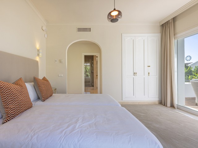 5 Bedrooms Villa in Benahavís