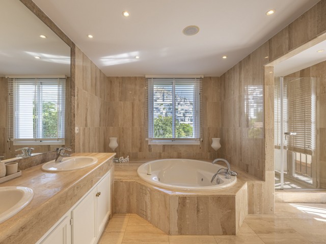 5 Bedrooms Villa in Benahavís