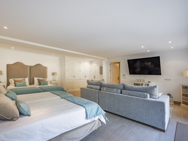 5 Bedrooms Villa in Benahavís