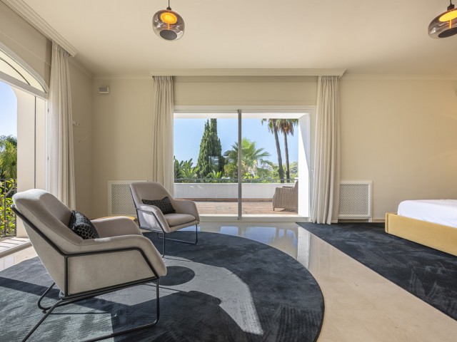 5 Bedrooms Villa in Benahavís