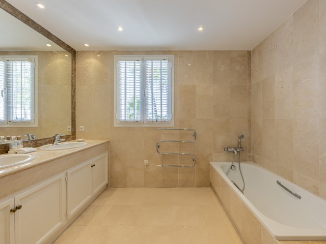 5 Bedrooms Villa in Benahavís