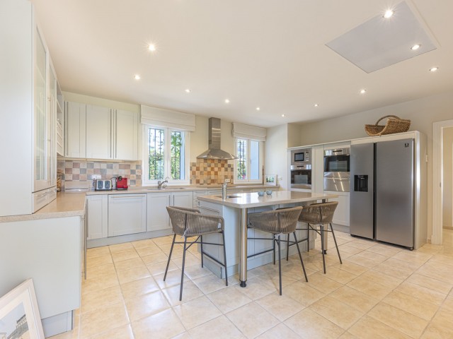 5 Bedrooms Villa in Benahavís