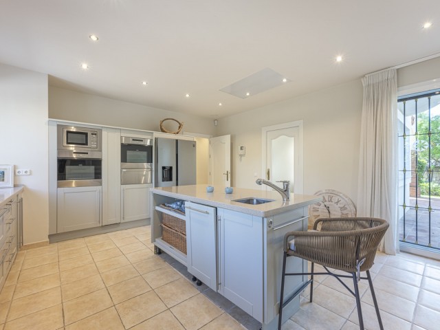 5 Bedrooms Villa in Benahavís