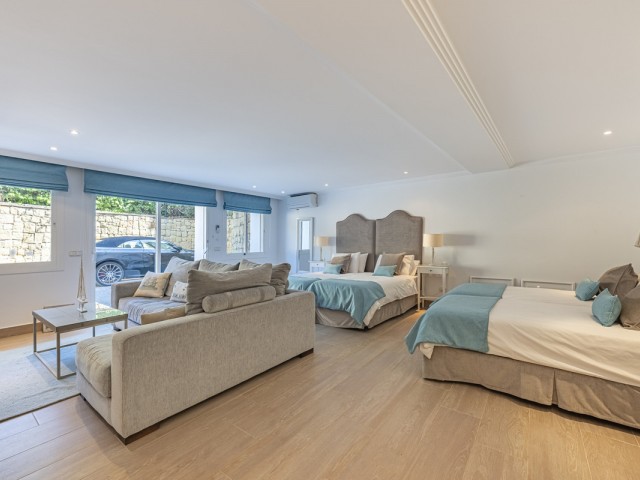 5 Bedrooms Villa in Benahavís