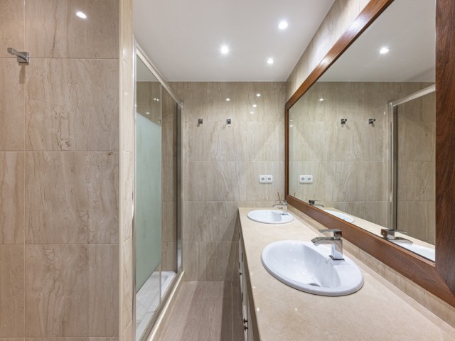 5 Bedrooms Villa in Benahavís